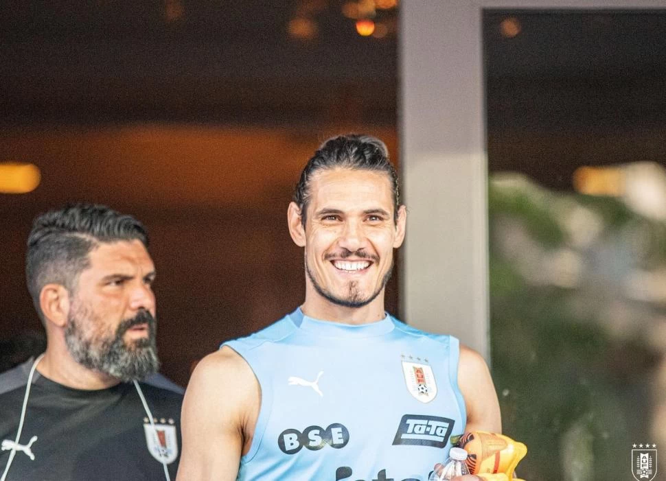 LLEGA EN BUENA FORMA. Cavani se encontraba realizando los trabajos de pretemporada con Valencia, en España. @ECavaniOfficial