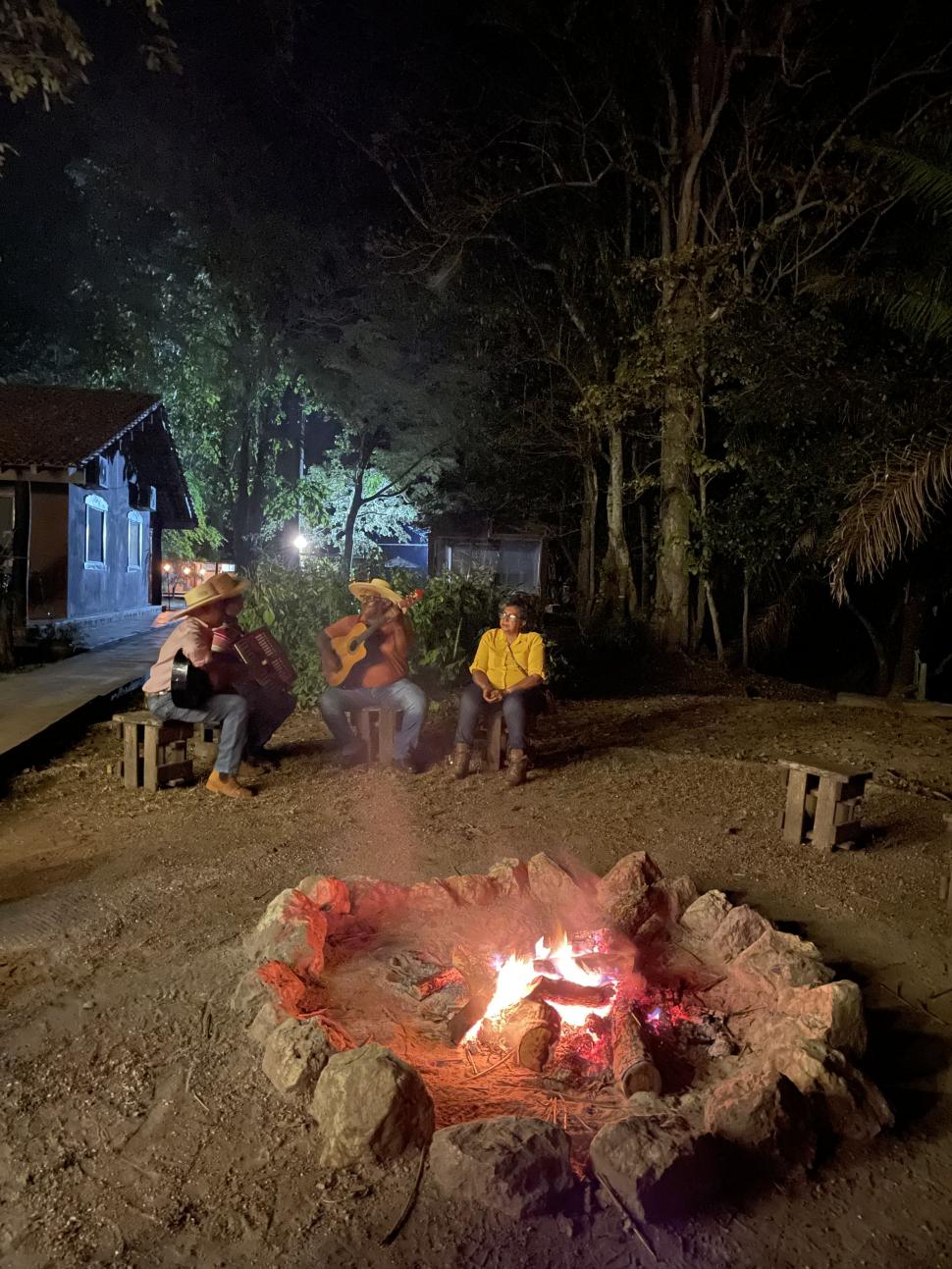 FOLCLORISTAS PANTANEIROS. Músicos con instrumentos hechos en Mato Grosso cantan el repertorio vernáculo. 