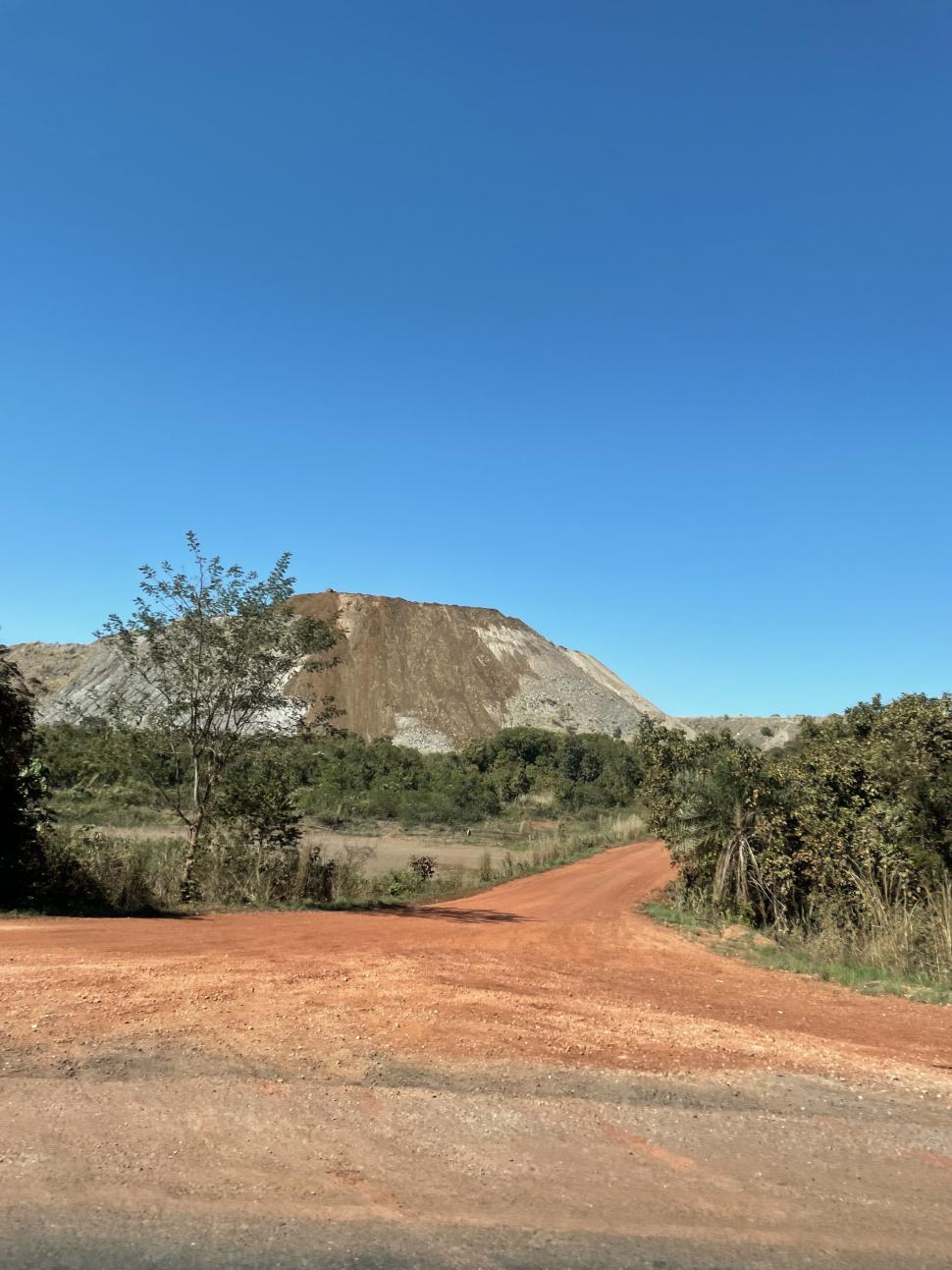 UNA “MONTAÑA” QUE NO ES. La presencia de una mina de oro sorprende en la Carretera Transpantaneira.