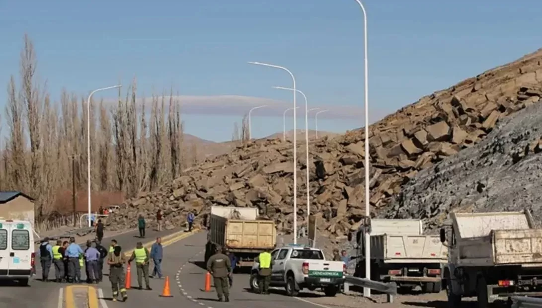 Se desmoronó un cerro de Chos Malal. Foto Diario Río Negro