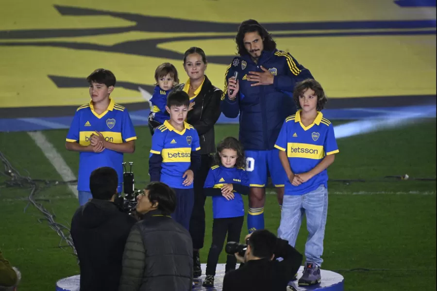 Cavani les habla a los hinchas de Boca, acompañado por su mujer y sus 4 hijos (Luis Robayo / AFP)