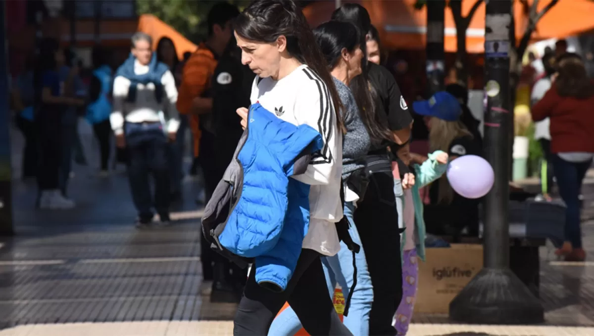 BAJO EL BRAZO. Otra vez las tucumanas y los tucumanos deberán elegir los abrigos apropiados para un día que comenzó fresco y se pondrá caluroso hacia el mediodía.