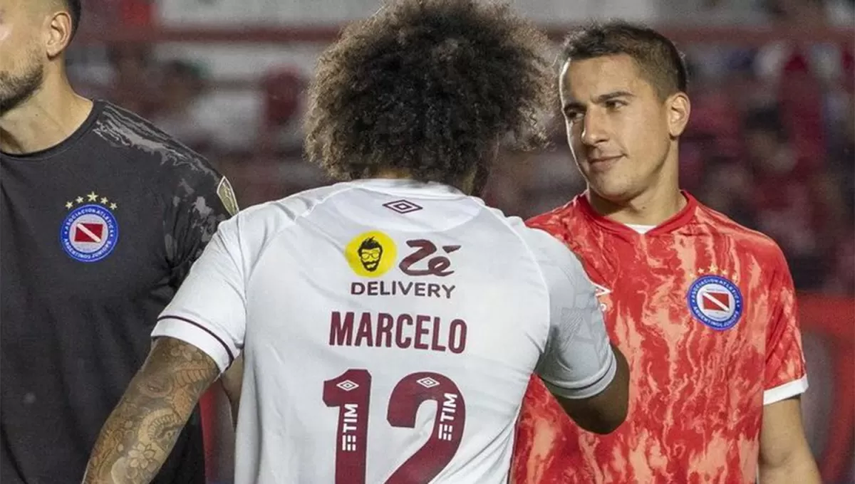 DOLOR. Marcelo compartió una imagen junto a Luciano Sánchez, tomada antes del inicio del partido.