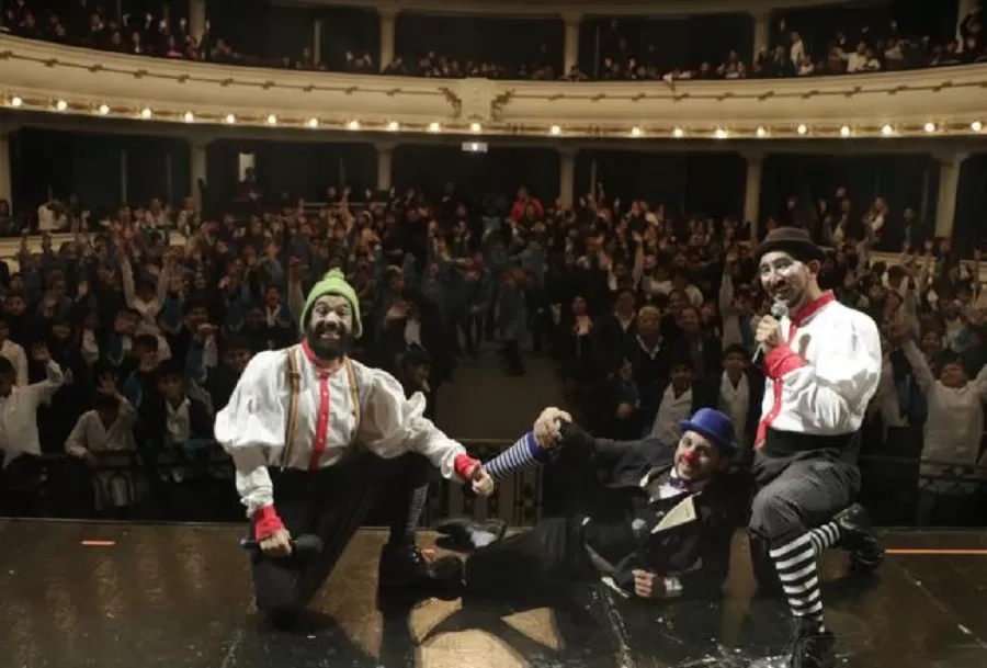 Niños colmaron el Teatro San Martín para ver una obra de teatro