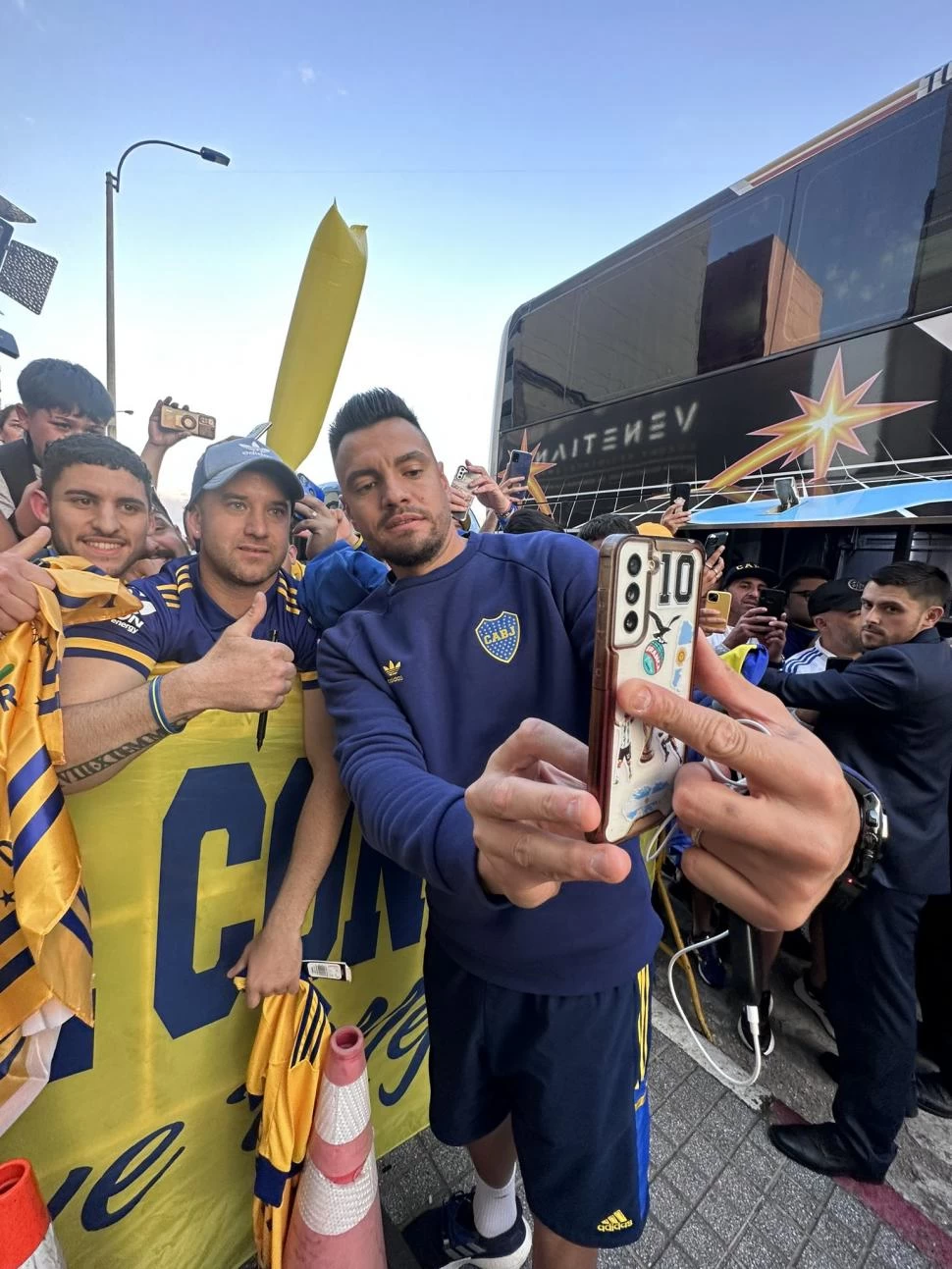 GRAN RECIBIMIENTO. “Chiquito” Romero fue ovacionado cuando llegó a Uruguay.  