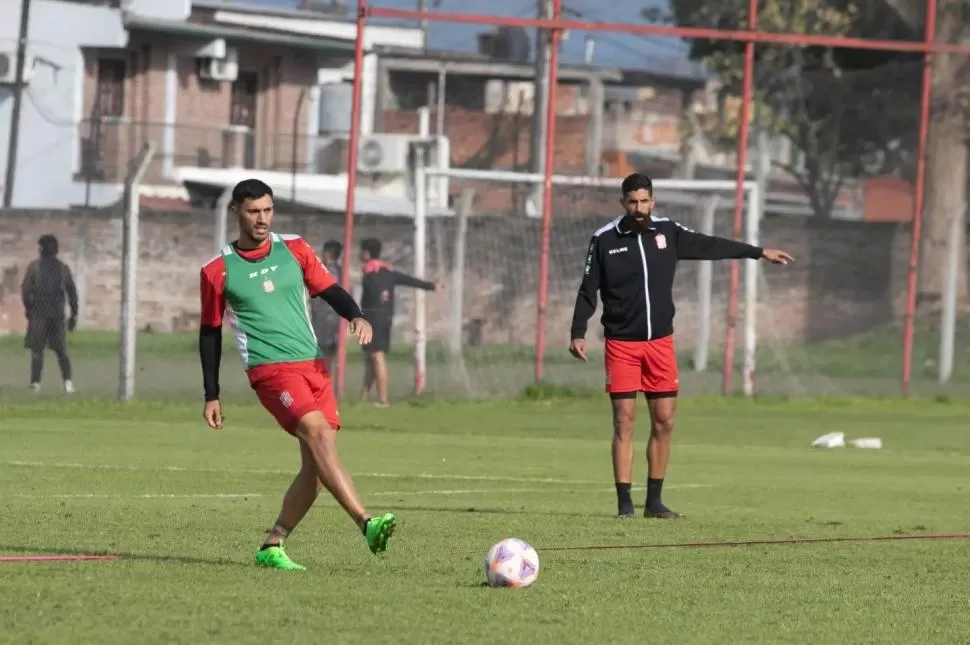 ¿SERÁ TITULAR?. Zafarana controla la pelota ante la mirada de Orellana, quien fue suspendido. El central de 28 años podría ocupar su lugar ante Guillermo Brown. 