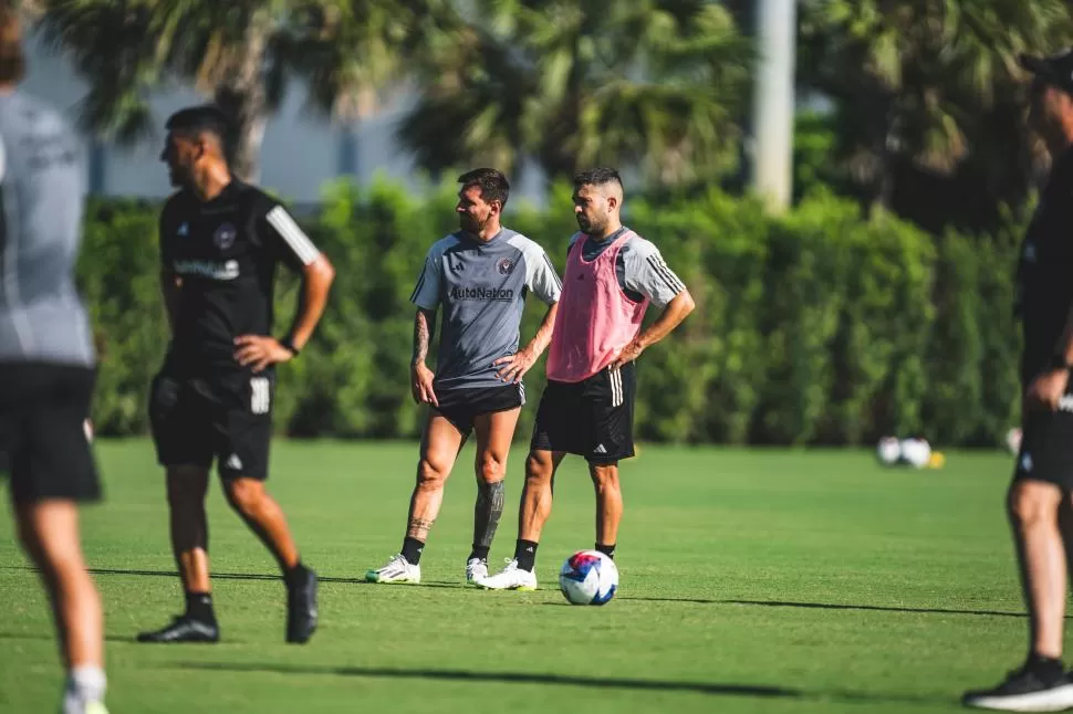 ESTILO “BLAUGRANA”. Messi junto a Jordi Alba, otro de sus socios en Barcelona que vino a reforzar al Inter. twitter @InterMiamiCF