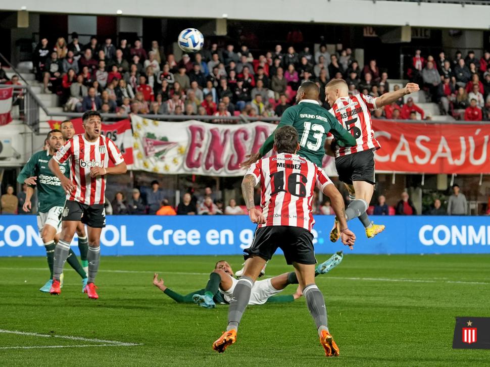 Almirón armó un equipo para no perder y Boca salvó el 0-0