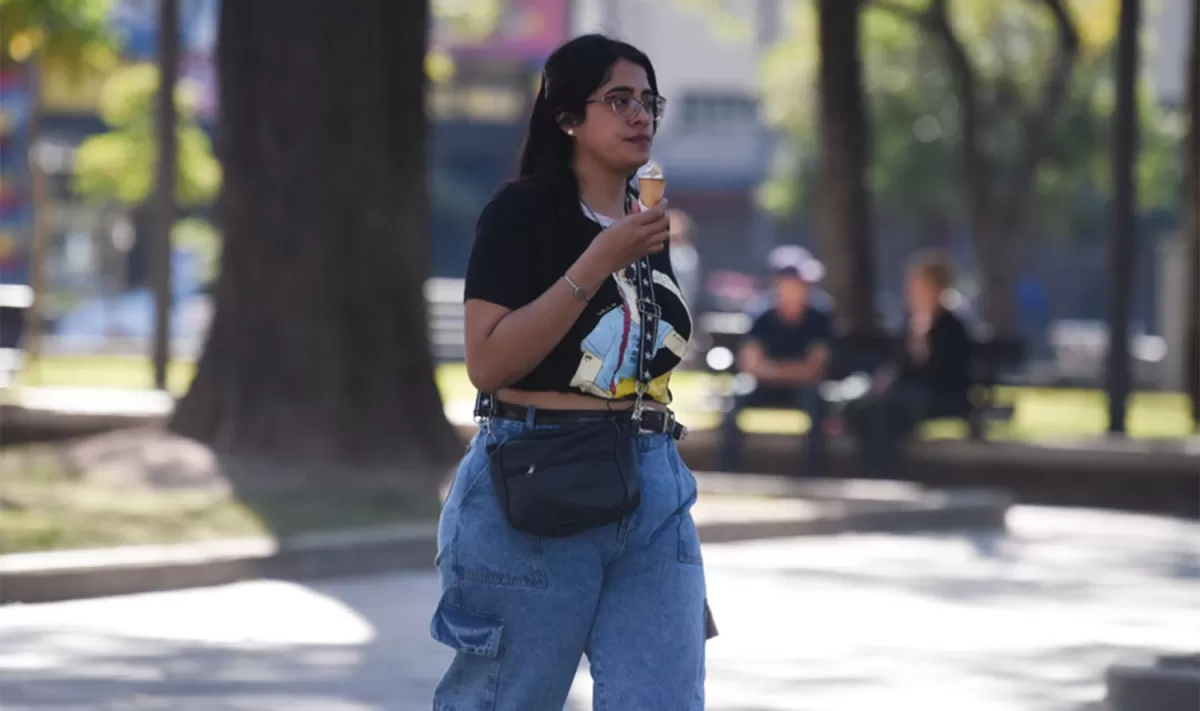 MANGAS CORTAS. Las altas temperaturas registradas durante la semana hizo que muchas tucumanas revean su vestuario.