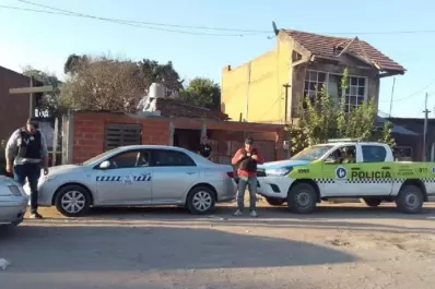 Le robaron el auto en la puerta de su casa y se lo plotearon de taxi con licencia de Banda del Río Salí