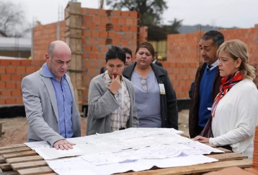 Lichtmajer supervisa obras en la escuela. 