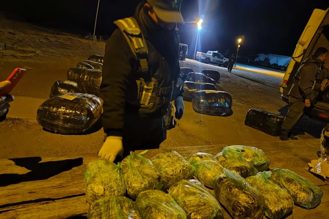 GENDARME CONTROLA LOS PAQUETES DE MARIHUANA. 