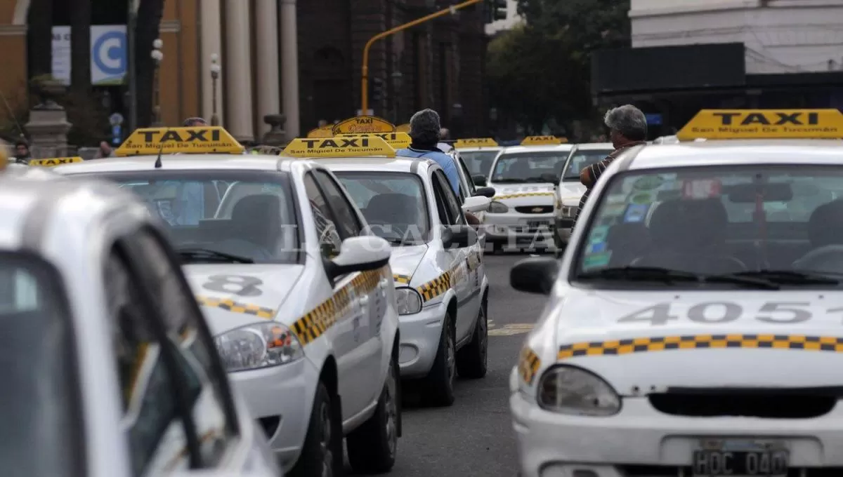 SERVICIO DE TAXI EN TUCUMÁN. Ante el posible paro de ómnibus, miles de personas pasarán a utilizar este medio de transporte. / Foto ilustrativa de Archivo LA GACETA