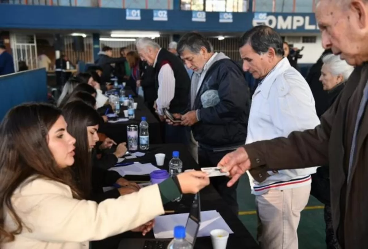 Entrega de boletos a jubilados. FOTO COMUNICACIÓN PÚBLICA