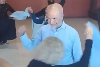 Horacio Rodríguez Larreta bailó con un grupo de jubilados y en las redes lo fulminaron