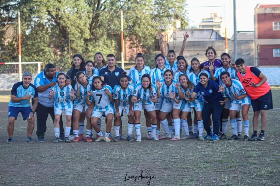 IMPLACABLES. Las “decanas” celebraron un triunfo que será inolvidable. Foto gentileza Lucas amaya