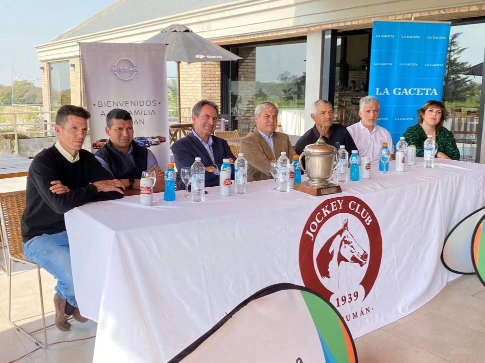 EN EL JOCKEY. Autoridades y deportistas acompañaron la presentación del torneo, que pondrá en juego la Copa Macro.   