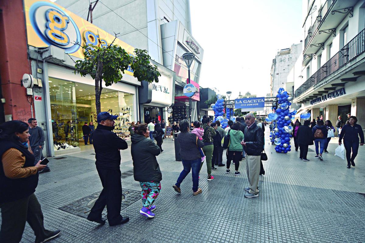 Aniversario de LA GACETA: las celebraciones llegaron hasta la peatonal