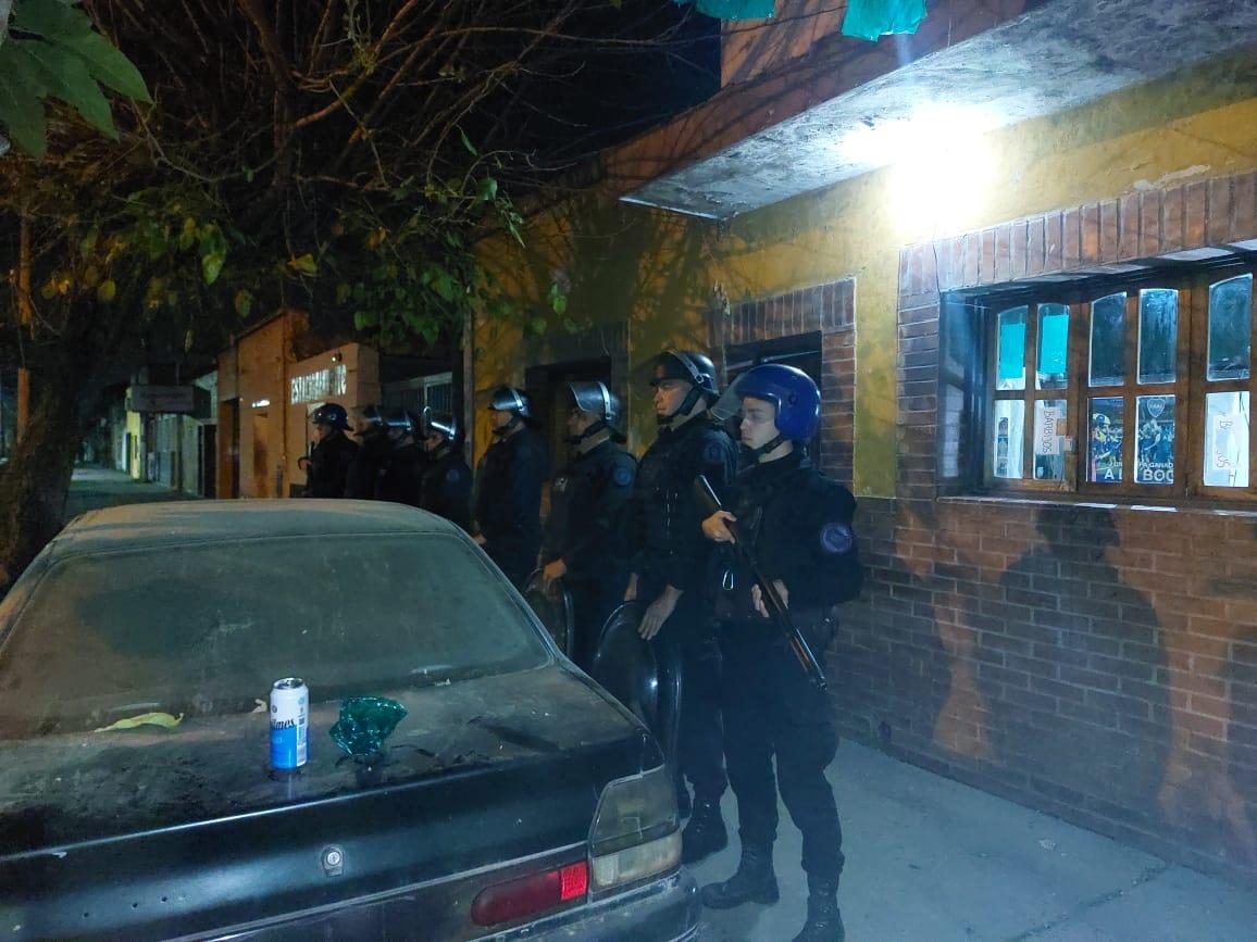 Federales, en la puerta de la vivienda de calle Benjamín Villafañe.