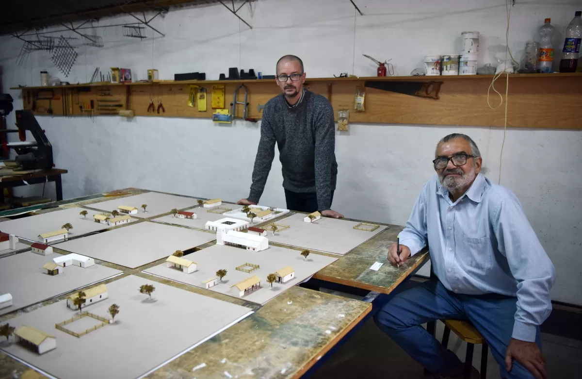 EL EQUIPO EN EL TALLER. Osvaldo Díaz y Edgardo Muntaner brindaron detalles de este ambicioso proyecto. LA GACETA / FOTO DE INÉS QUINTEROS ORIO.