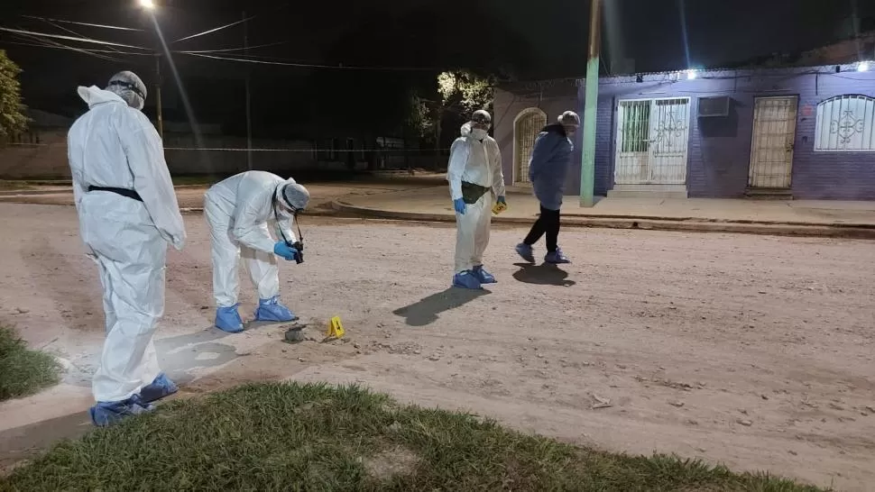 EXAMEN DEL EQUIPO DEL ECIF. Los peritos buscan elementos vinculados al hecho de sangre.  