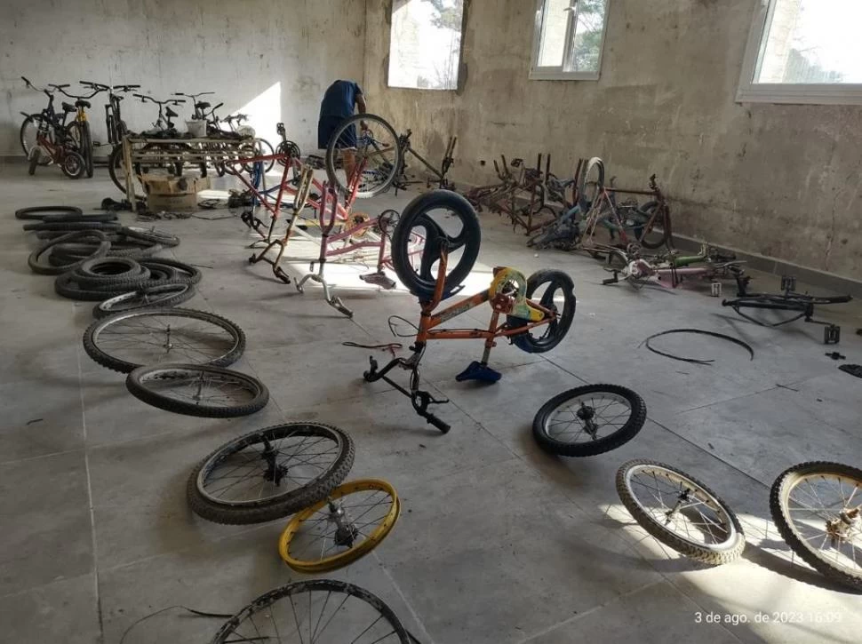 Les donan bicis, las arreglan y las disfrutan