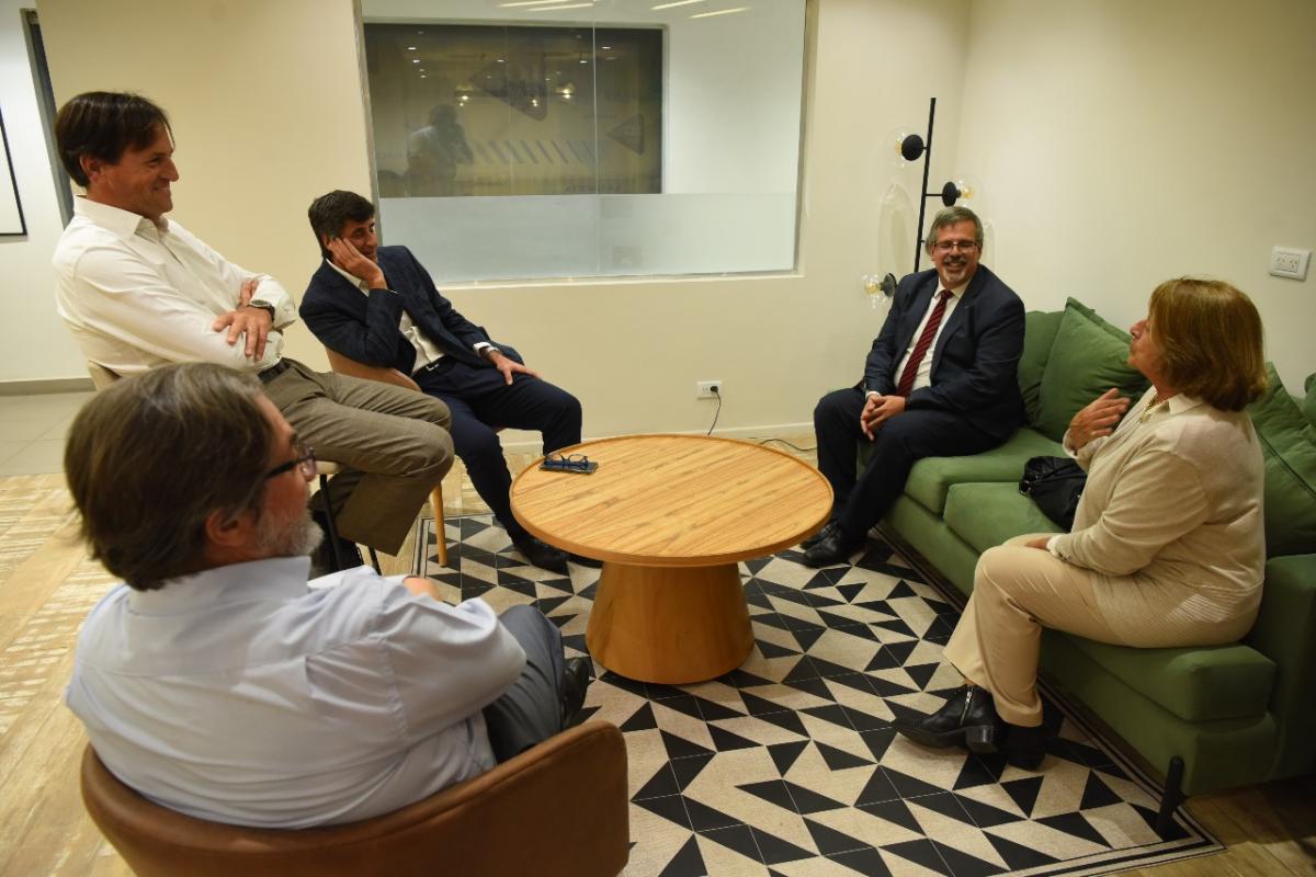 VISITA. Paola Scarancini Delbosco, el educador Juan María Segura (izquierda, de camisa blanca) y el rector de la Unsta, Francisco López Cruz (derecha), fueron recibidos por el gerente general de LA GACETA, José Pochat, y el periodista Roberto Delgado. 