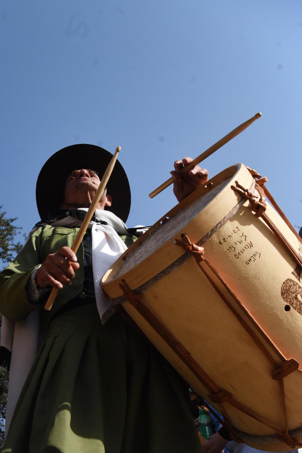 LOS MAYORES. Impecable en su estampa gaucha y tocando como lo hizo toda su vida. 