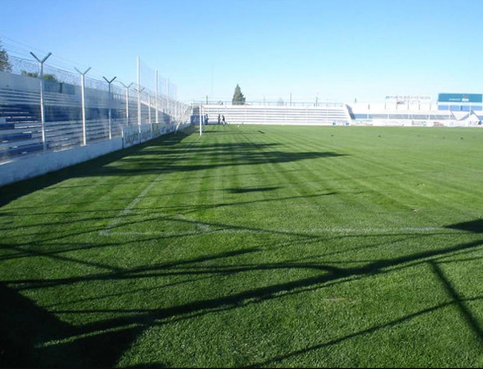 EL ESTADIO “RAÚL CONTI”. Es la casa de Guillermo Brown. Allí se presentará esta tarde San Martín. Ayer hubo acción en la cancha de Deportivo Madryn.