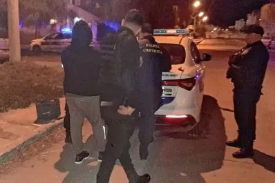 Se defendió con un machete y le cortó los dedos al delicuente que intentó robarle en su casa