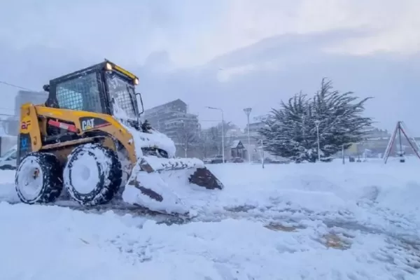 Fuerte temporal de nieve en Ushuaia: cerraron el aeropuerto y hubo vuelos cancelados y desviados