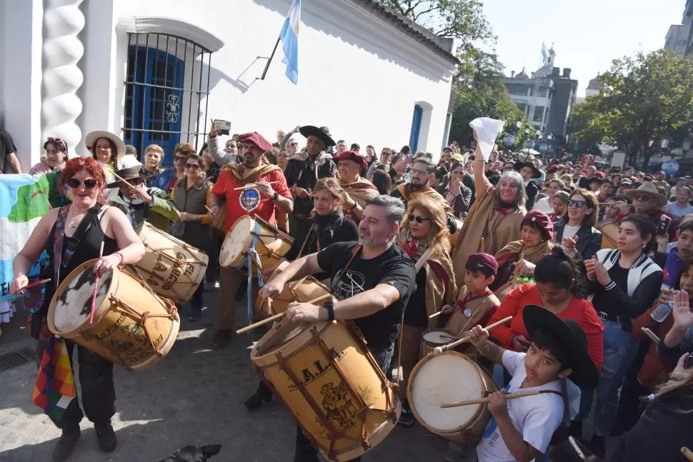 TODOS LOS AÑOS. En la Casa Histórica laten más fuerte los bombos y los corazones.  LA GACETA / FOTOS DE Analía Jaramillo