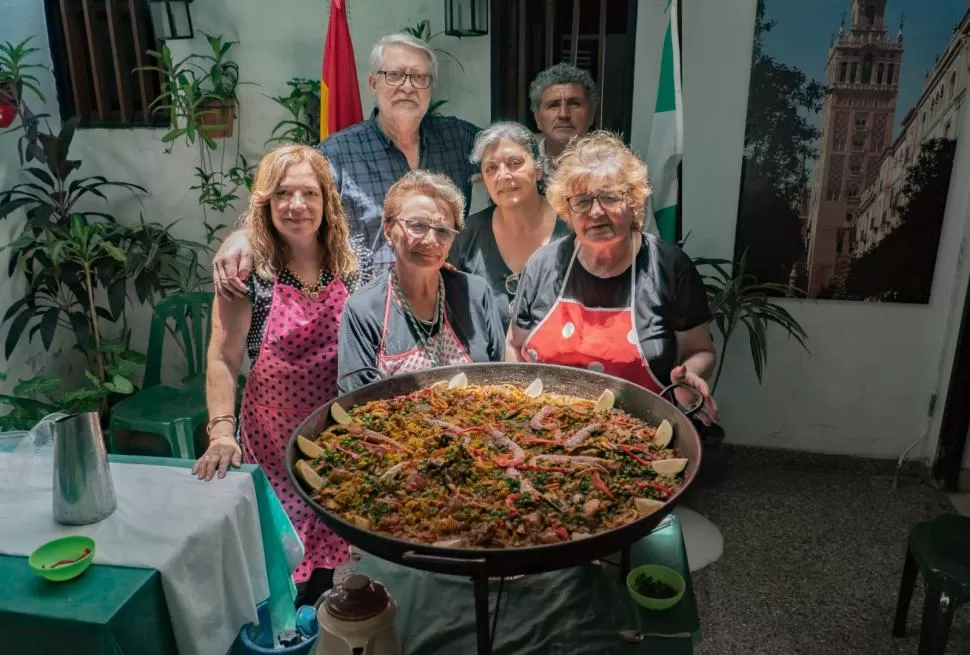 COCINA ESPAÑOLA. En el patio del Centro Cultural “Federico García Lorca” Cristina presenta su paella junto a integrantes de la comunidad andaluza la gaceta / foto de  matías quintana 