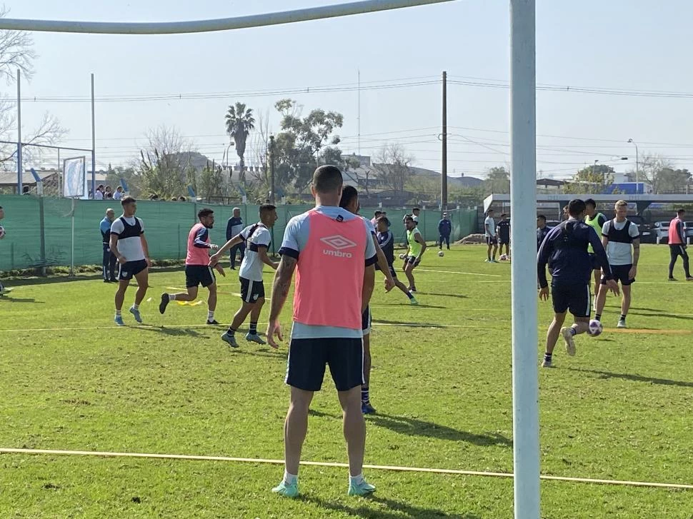 EN ACCIÓN. El cuerpo técnico diagramó intensos trabajos con pelota. 