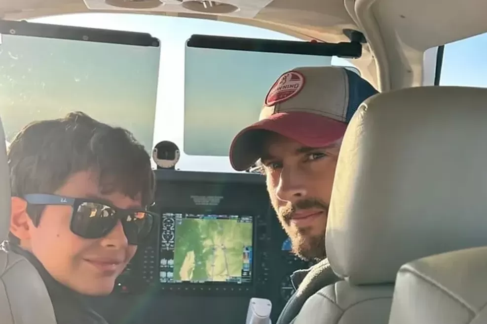 Le permitía a su hijo de 12 años pilotar el avión y ambos murieron en un accidente aéreo