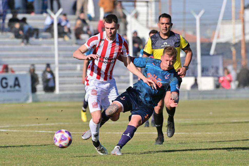  IMPRECISO. Bucca no generó juego y perdió la pelota para el córner del 2-0.