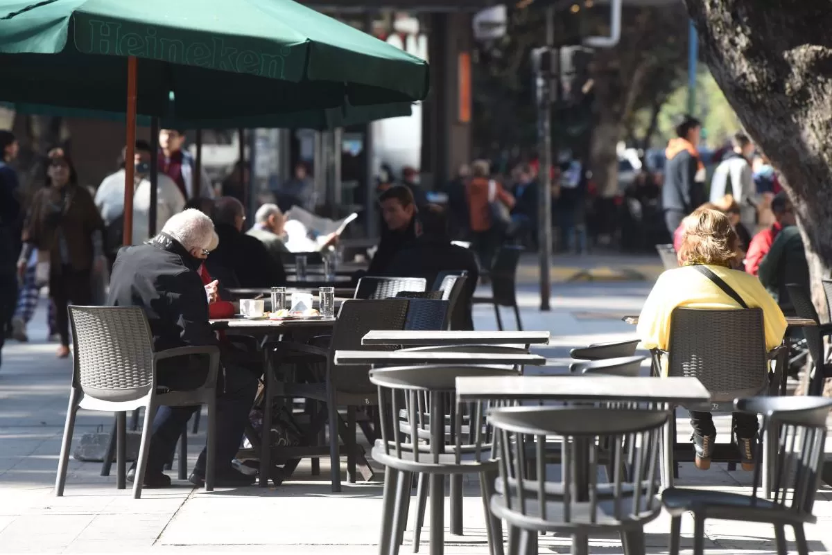 AL PERO CON ABRIGO. Las próximas 48 horas serán soleadas y templadas en Tucumán, que poco a poco despide al invierno.