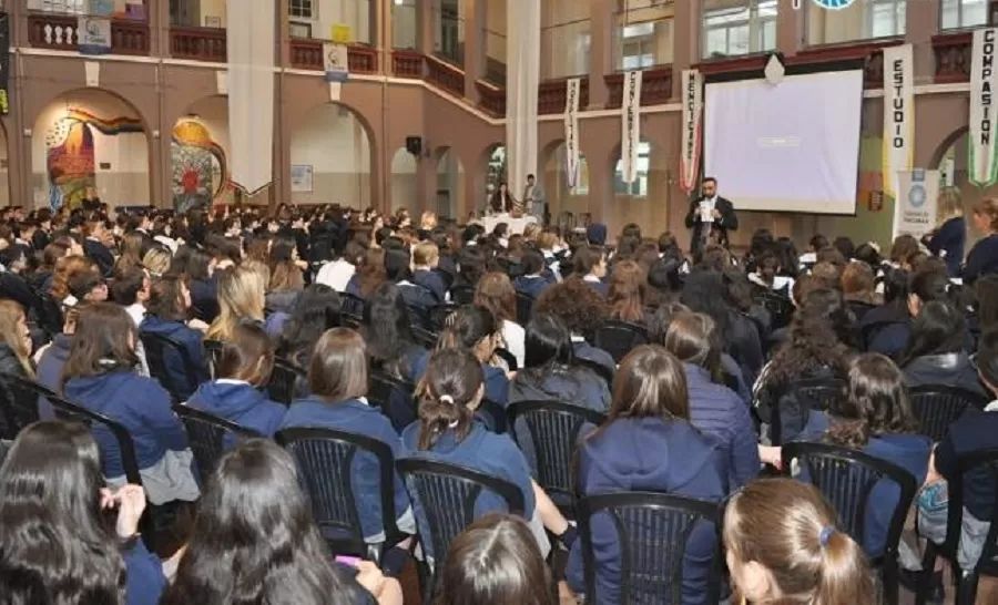 ALUMNOS ESCUCHAN LA CHARLA sobre el 911. 