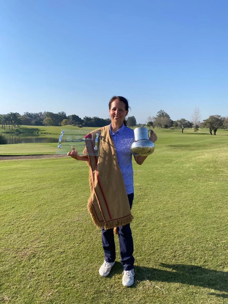 FELIZ. La campeona posa con sus premios en la cancha del country. Prensa Jockey Club