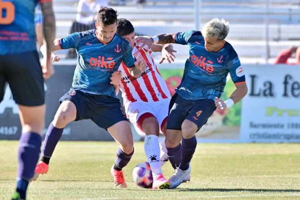 ASÍ MARCARON LOS LOCALES. Emiliano Romero y Rodrigo González le cierran el camino a Nahuel Banegas. El lateral no incidió en ofensiva y San Martín lo sintió. Brown planteó un partido inteligente. Fotos de Maxi Jonas - Especial para La Gaecta 