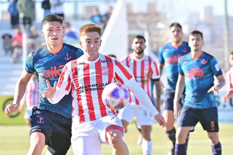 APLAZADO. Enzo Martínez no encuentra su lugar. Ayer “sufrió” el partido. 