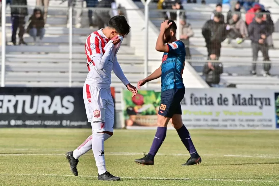 SIN RESPUESTAS. Molinas se lleva la camiseta al rostro, lamentándose por el resultado y por el flojo rendimiento. 