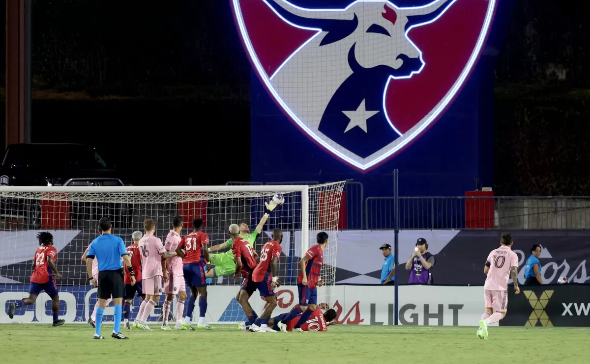 La reacción inesperada del jugador detrás de la barrera en el golazo de Messi