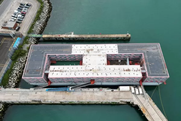 Reino Unido ya aloja a solicitantes de asilo en una barcaza en el Canal de la Mancha