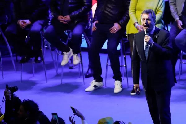 El domingo, cueste lo que cueste, tenemos que ganar, arengó Massa