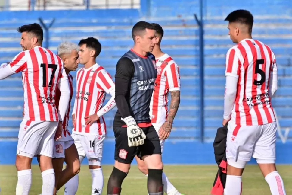 ¿Y AHORA? Los jugadores no le encontraron la vuelta al partido en Madryn y se retiraron visiblemente golpeados tras la derrota. Llegó la hora de buscar soluciones. Foto de Maxi Jonas (especial para La Gaceta)