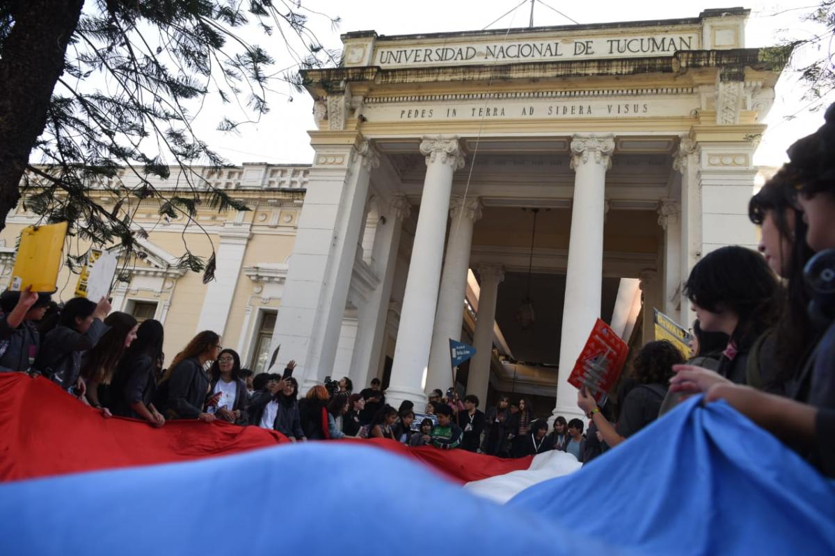 Alumnos de la Escuela Universitaria de Bellas Artes realizaron una protesta para pedir mejoras edilicias