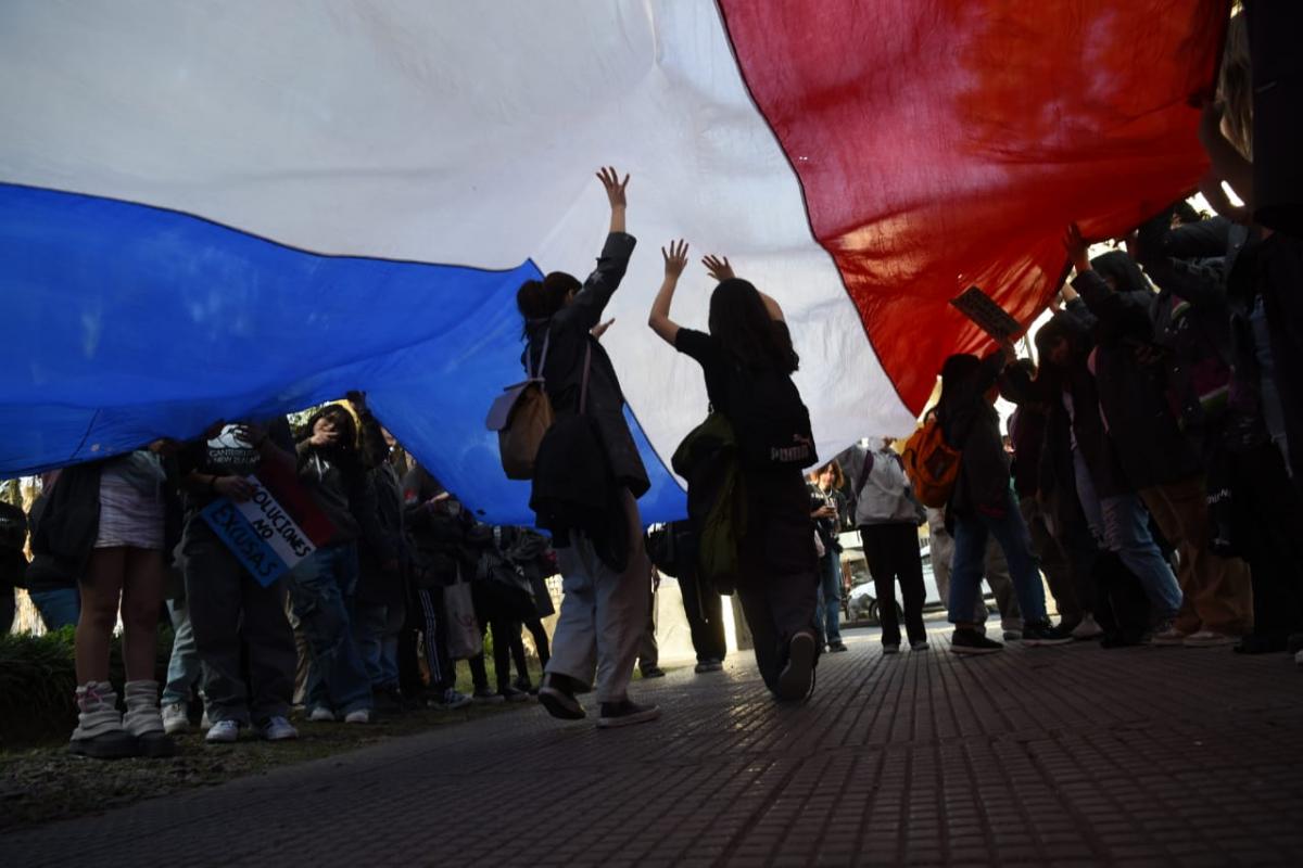 Alumnos de la Escuela Universitaria de Bellas Artes realizaron una protesta para pedir mejoras edilicias
