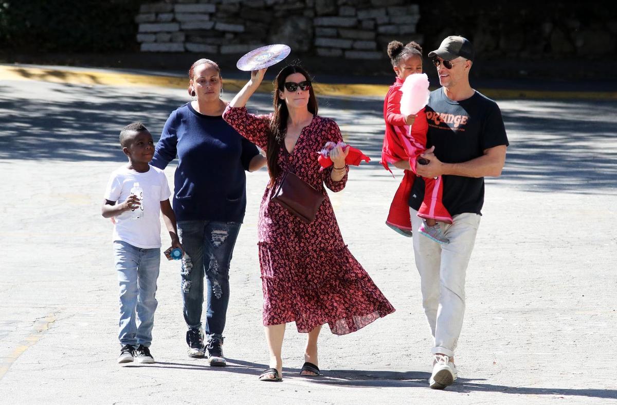 Randall y Bullock junto a los hijos adoptivos de ella