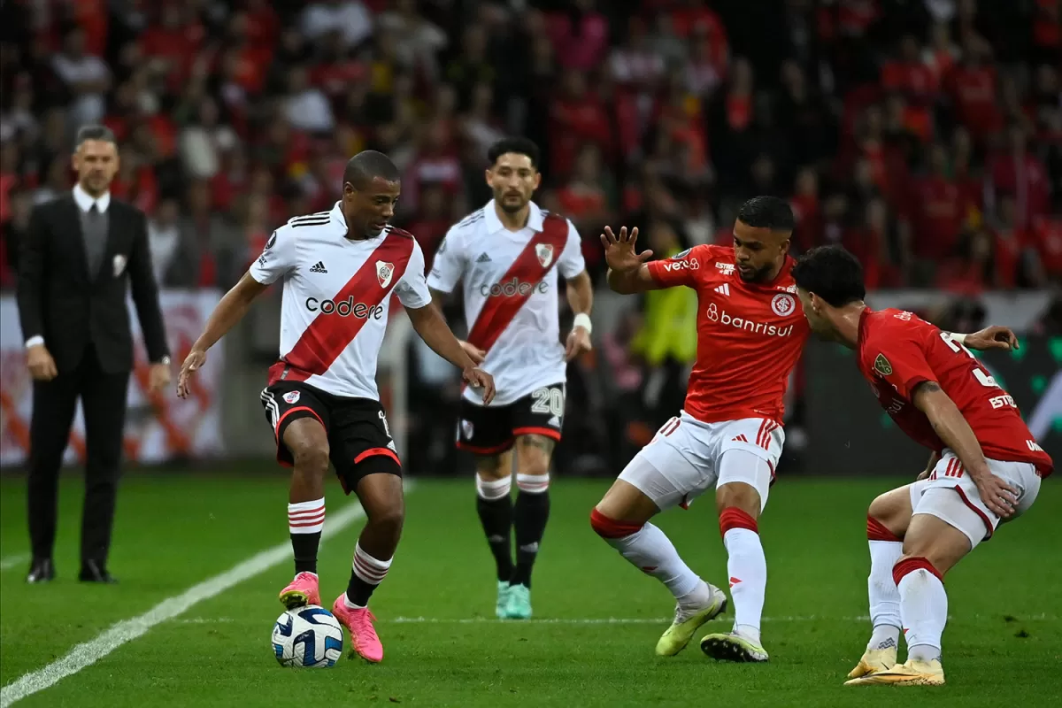 CON LA PELOTA DOMINADA. El uruguayo Nicolás De la Cruz fue uno de los pocos que se salvó del aplazo, aunque no fue gravitante como en otros encuentros.